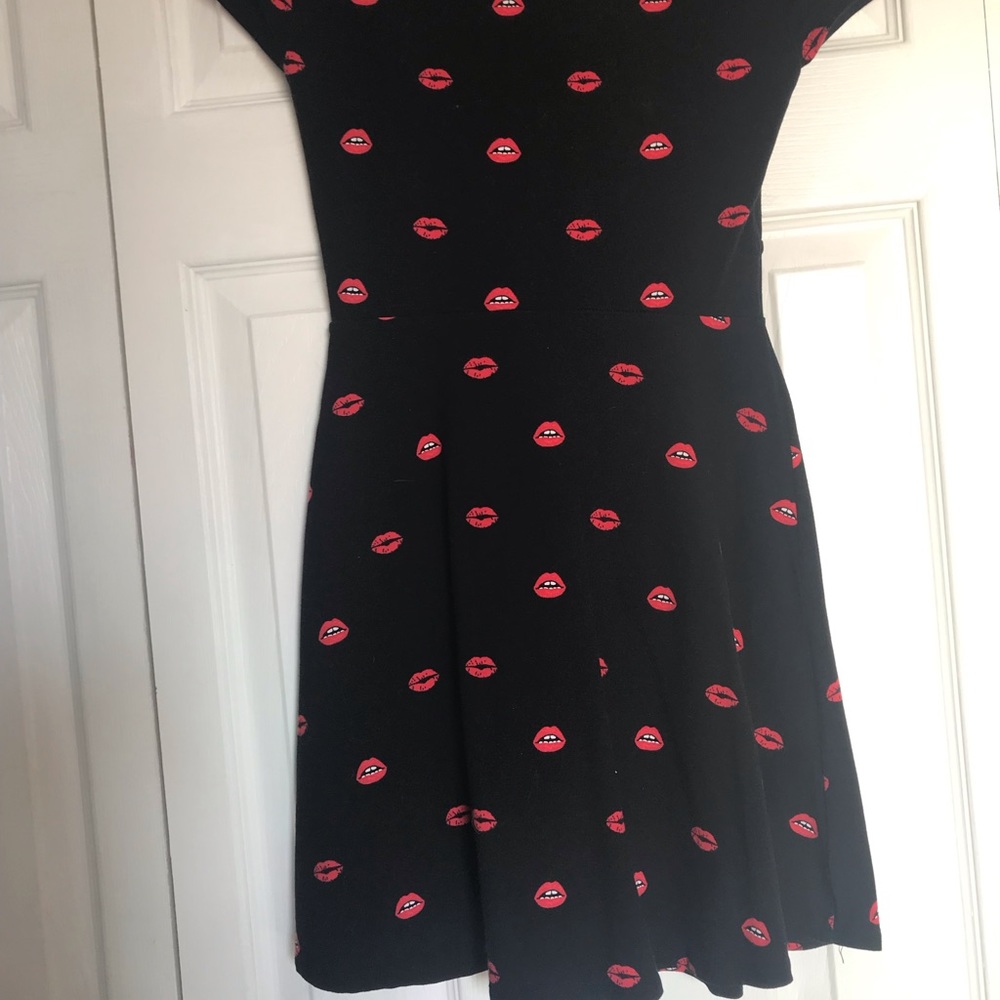 Kisses black dress, upper thigh/mid thigh length. Tie front. - Picture 2 of 3
